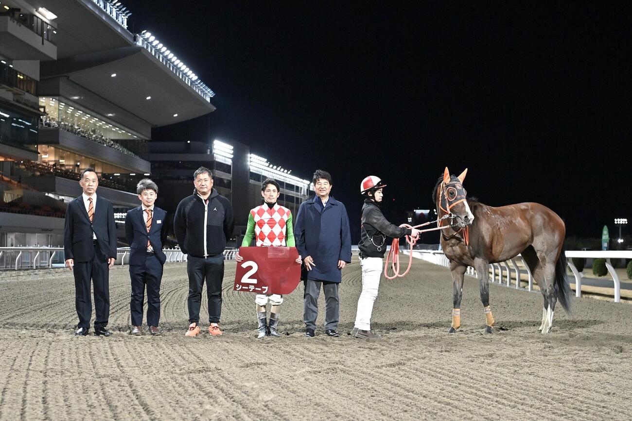 マイネルバルビゾンを所有するシグラップ・マネジメント代表の杉浦和也オーナー（右から2人目）（本人提供）