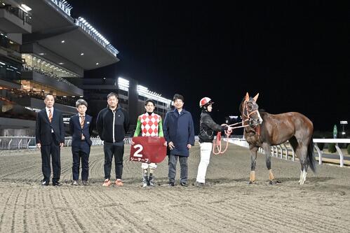 マイネルバルビゾンを所有するシグラップ・マネジメント代表の杉浦和也オーナー（右から2人目）（本人提供）