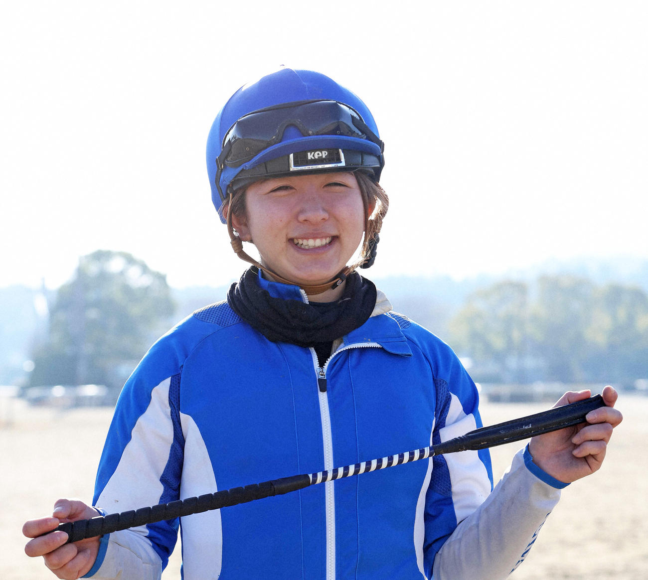 笑顔でポーズをとる今村聖奈騎手