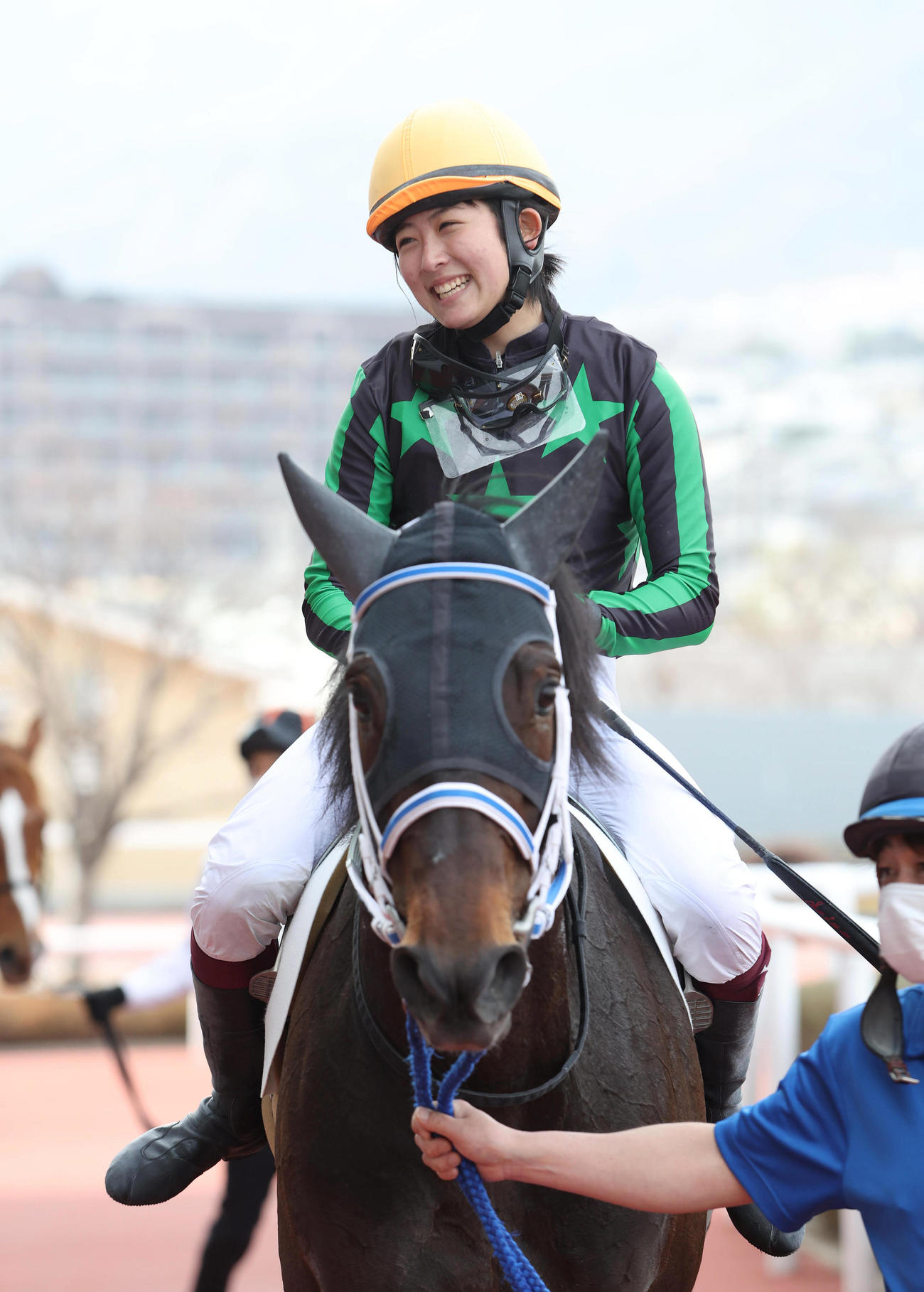 22年3月、ブラビオでJRA初勝利を挙げて笑顔を見せる今村聖奈騎手