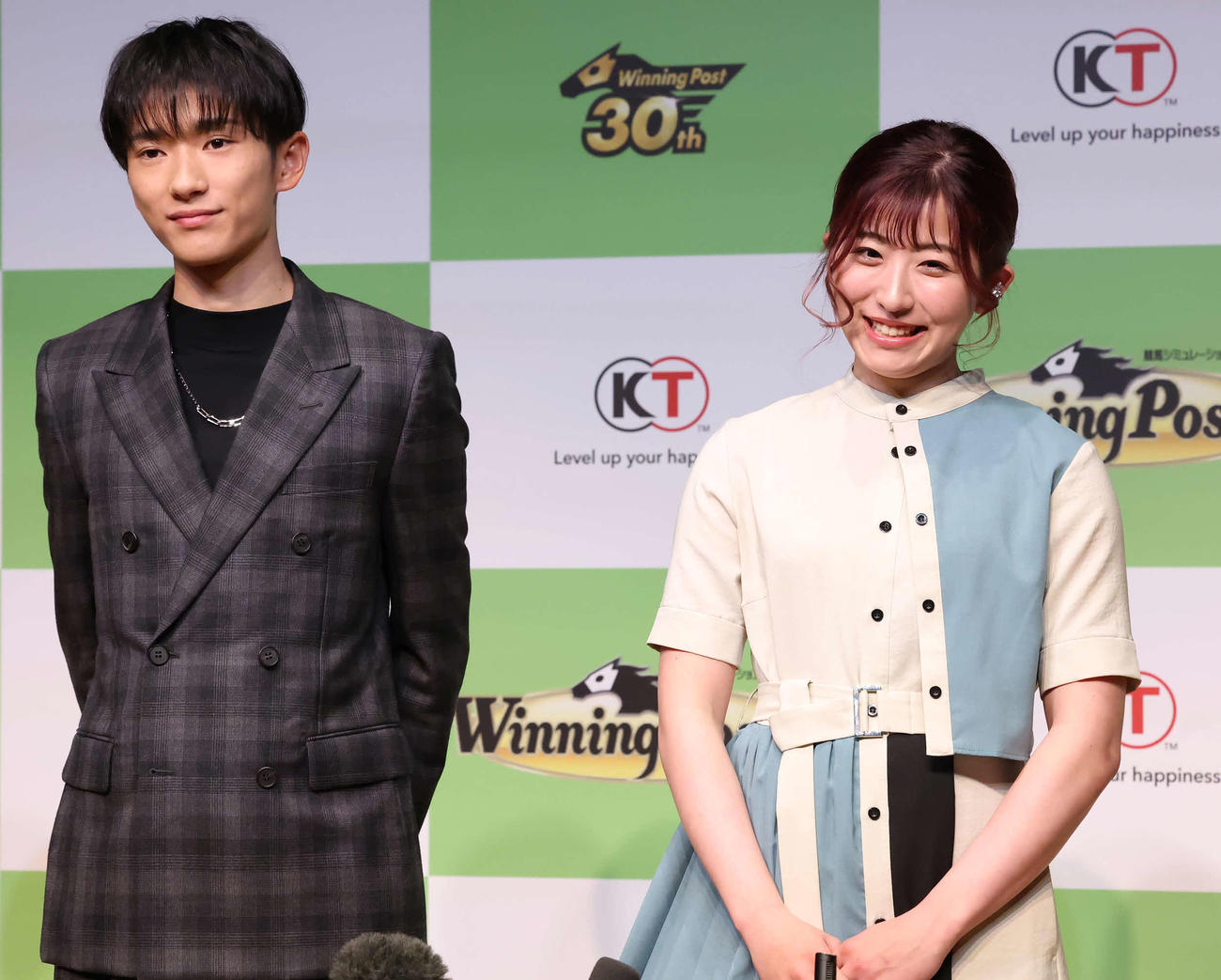 ゲームの発表会に参加し、囲み取材に応じる坂井騎手（左）と今村騎手（3月30日撮影）