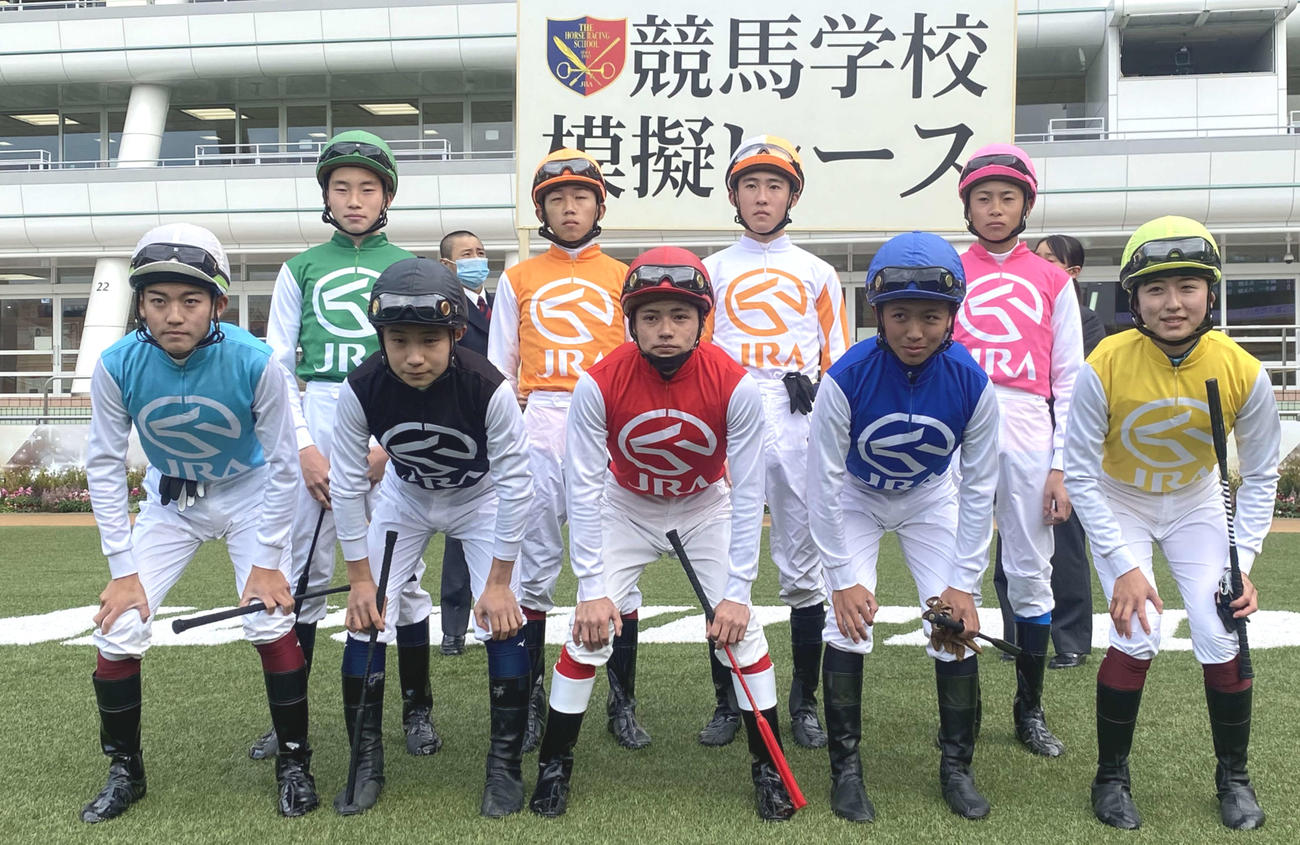 JRA競馬学校38期生の模擬レースに騎乗する騎手候補生9人。前列左から大久保、佐々木、水沼、西塚、今村、後列左から角田、鷲頭、土田、川端（21年12月撮影）