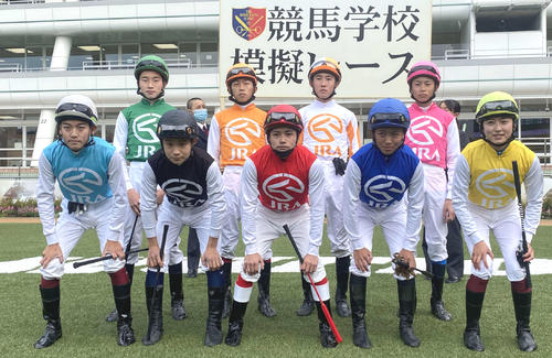 JRA競馬学校38期生の模擬レースに騎乗する騎手候補生9人。前列左から大久保、佐々木、水沼、西塚、今村、後列左から角田、鷲頭、土田、川端(21年12月撮影)