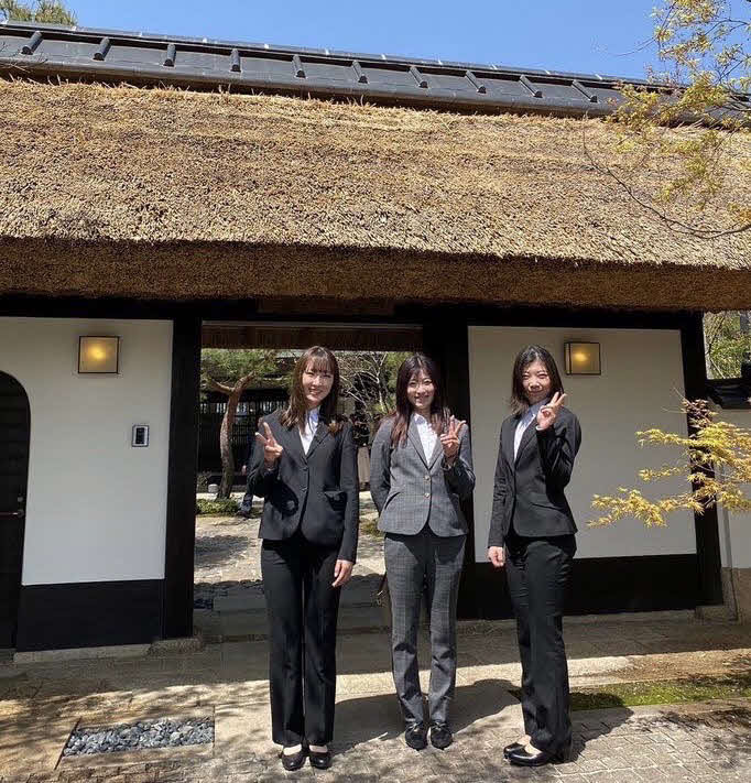 初めて訪れた大山ヒルズで笑顔の今村聖奈騎手（真ん中）と永島まなみ騎手（左）、河原田菜々騎手（右）（本人提供）