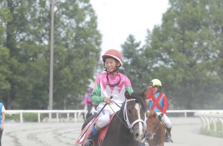 初めての金沢競馬場でポニーレースに騎乗した今村聖奈騎手（右）。中央は松本騎手