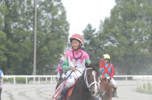 初めての金沢競馬場でポニーレースに騎乗した今村聖奈騎手（右）。中央は松本騎手