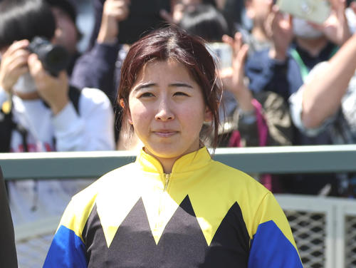 京都6Rをゲヴィナーで制した今村聖奈騎手（撮影・白石智彦）