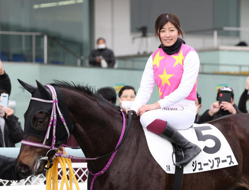 ジューンアースと今村聖奈騎手（2023年2月撮影）