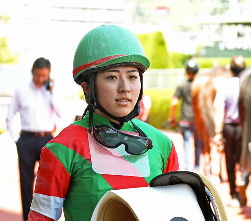 阪神3R、パララヴィクトリアに騎乗して8着でレースを終え引き揚げる今村騎手（撮影・白石智彦）
