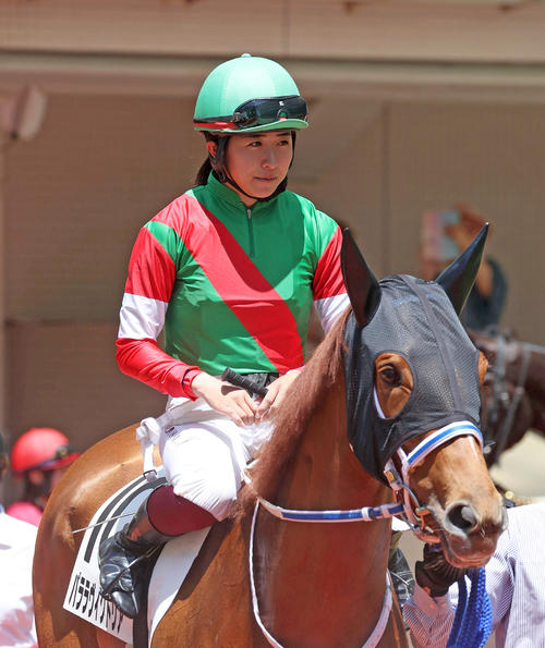 阪神3R、パララヴィクトリアに騎乗してパドックを周回する今村騎手（撮影・白石智彦）