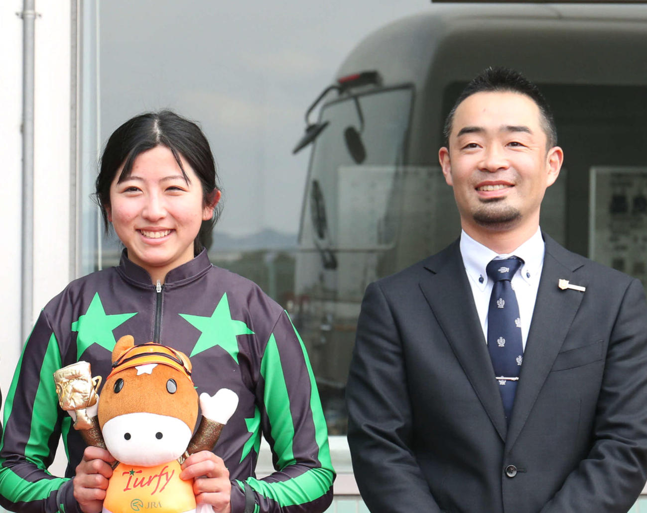 今村聖奈騎手（左）と師匠の寺島良調教師（2022年3月撮影）