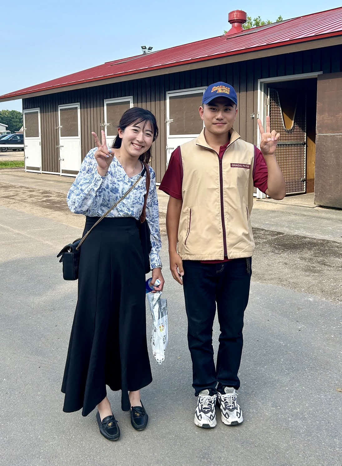 幼稚園時代からの幼なじみと一緒に写真を撮る今村騎手（本人提供）