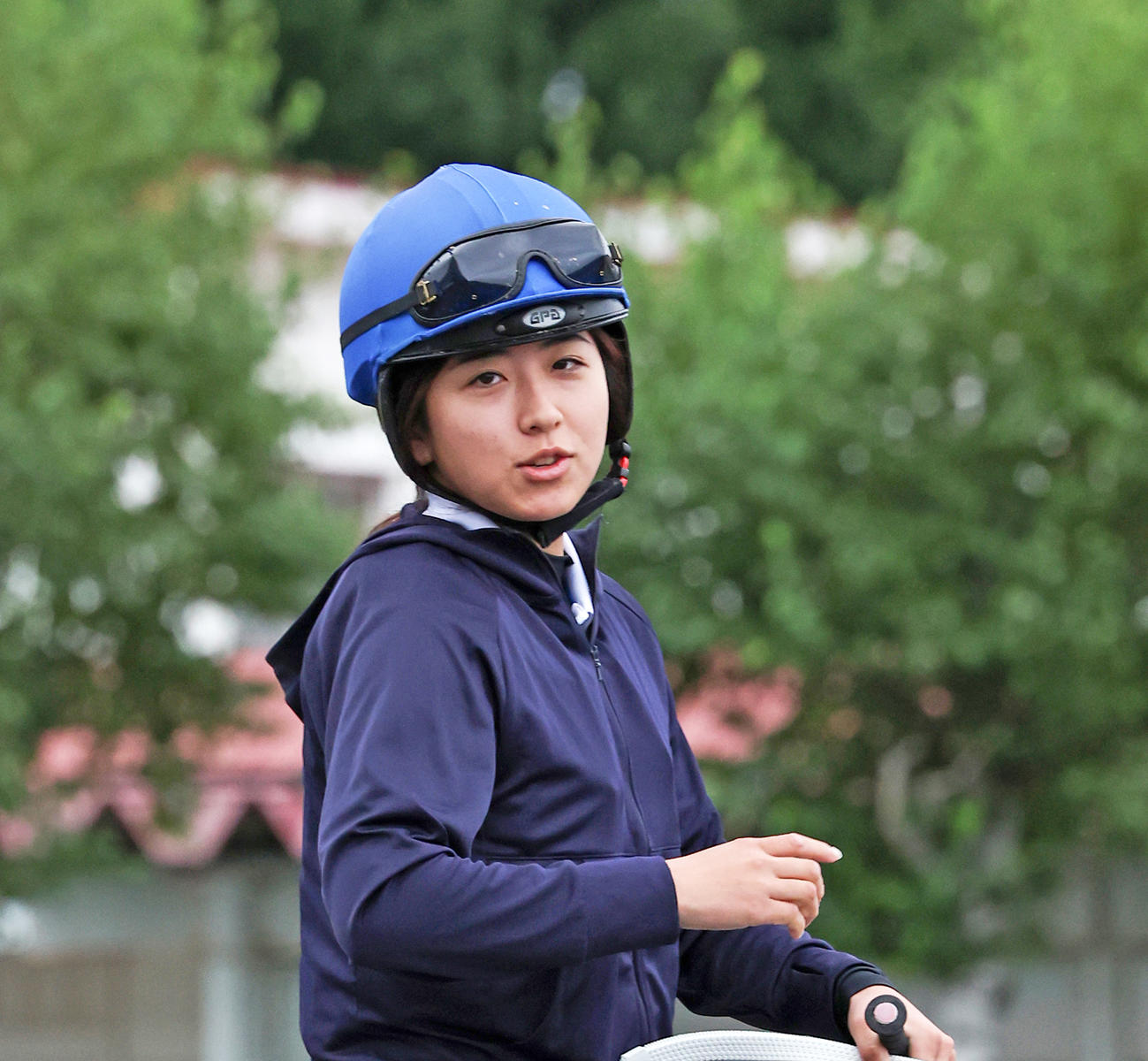 札幌競馬場で調教騎乗に励む今村聖奈騎手