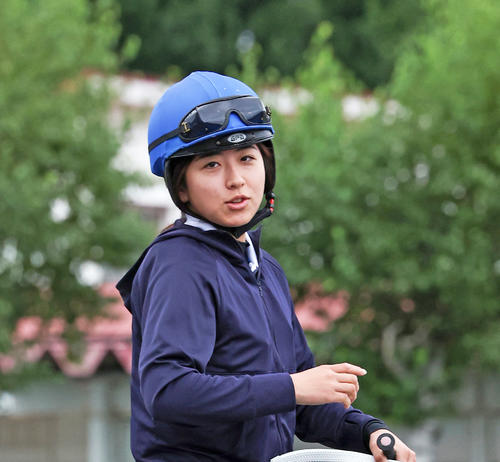 札幌競馬場で調教騎乗に励む今村聖奈騎手