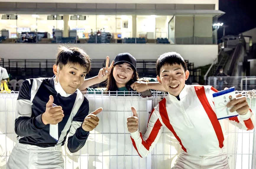 門別競馬場で佐々木騎手（左）と小林勝太騎手（右）と写真を撮る今村聖奈騎手（本人提供）