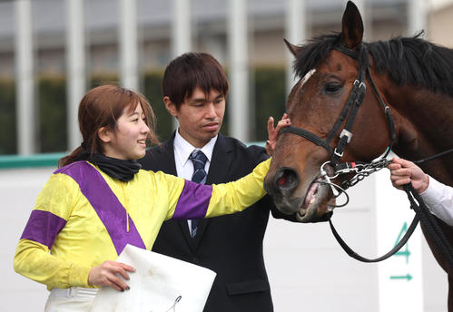 2月18日、小倉7R4歳以上1勝クラスを制したイーサンバーニングの顔をなでてねぎらう今村騎手（左）