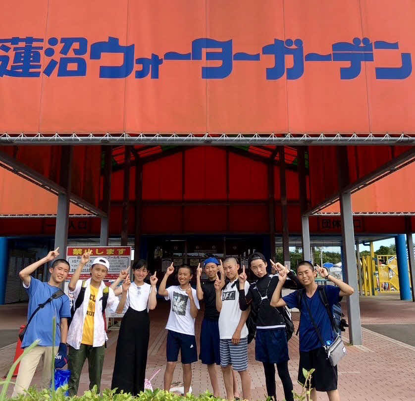 サマーキャンプで訪れた蓮沼ウォーターガーデンで集合写真に納まる今村聖奈騎手（左から3人目）と同期（本人提供）