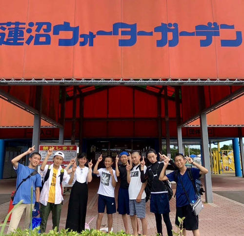 サマーキャンプで訪れた蓮沼ウォーターガーデンで集合写真に納まる今村聖奈騎手（左から3人目）と同期（本人提供）