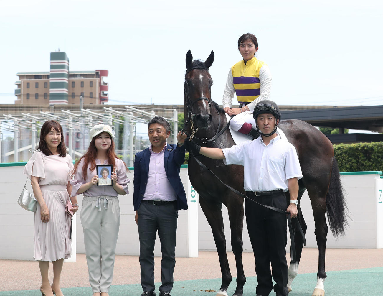 12日小倉6Rの新馬戦を制し口取りに臨むセイウンデセオと今村聖奈騎手