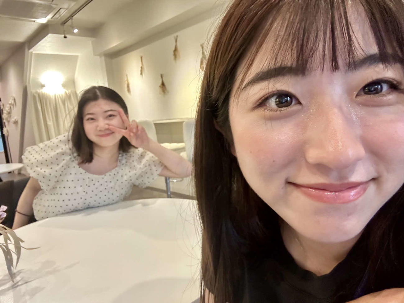小倉で河原田菜々騎手（左）と仲良く写真を撮る今村聖奈騎手（本人提供）