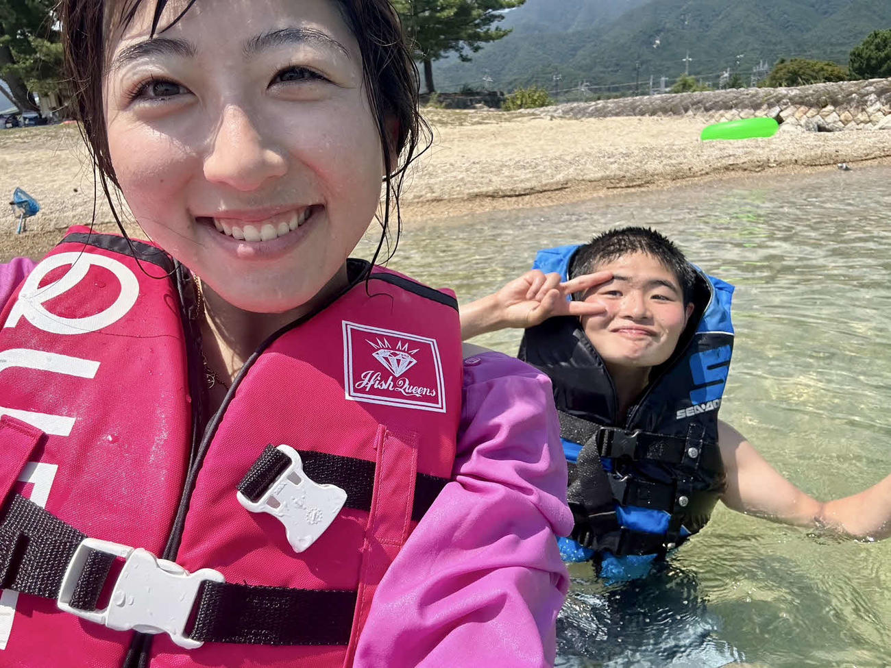 近江舞子で夏を満喫する今村聖奈騎手（左）と田口貫太騎手（本人提供）