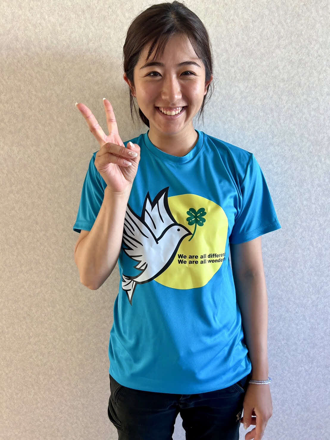 自身がデザインしたTシャツを着る今村聖奈騎手（本人提供）