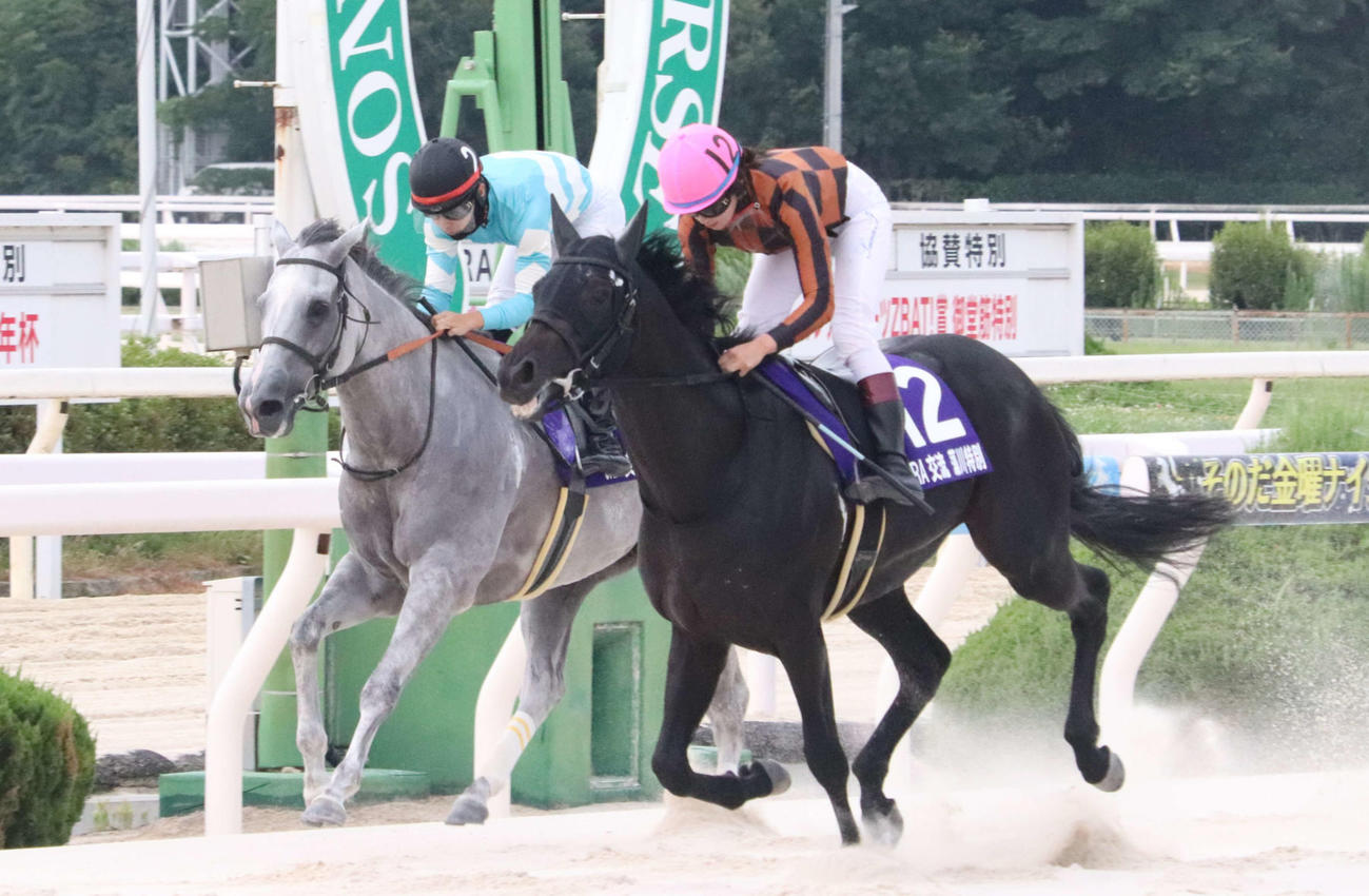 7月27日、園田8Rの藻川特別を制したエナジーポコアポコと今村聖奈騎手（右）
