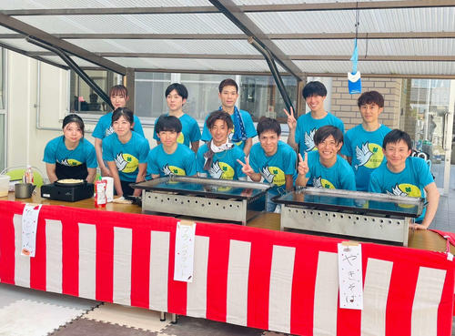 児童養護施設「小鳩会」のボランティア活動に参加した今村聖奈騎手（1列目左から2番目）（本人提供）