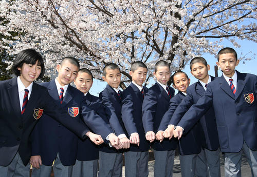 19年4月、競馬学校騎手課程入学式に臨む今村聖奈（左端）ら38期生