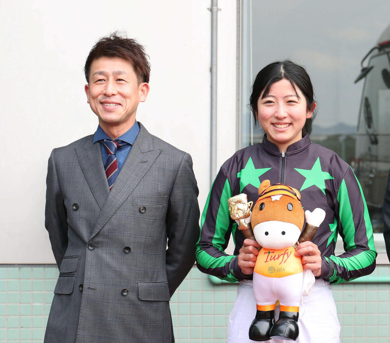 22年3月13日、阪神8RでJRA初勝利を飾り父・今村康成調教助手（左）と笑顔の今村聖奈騎手