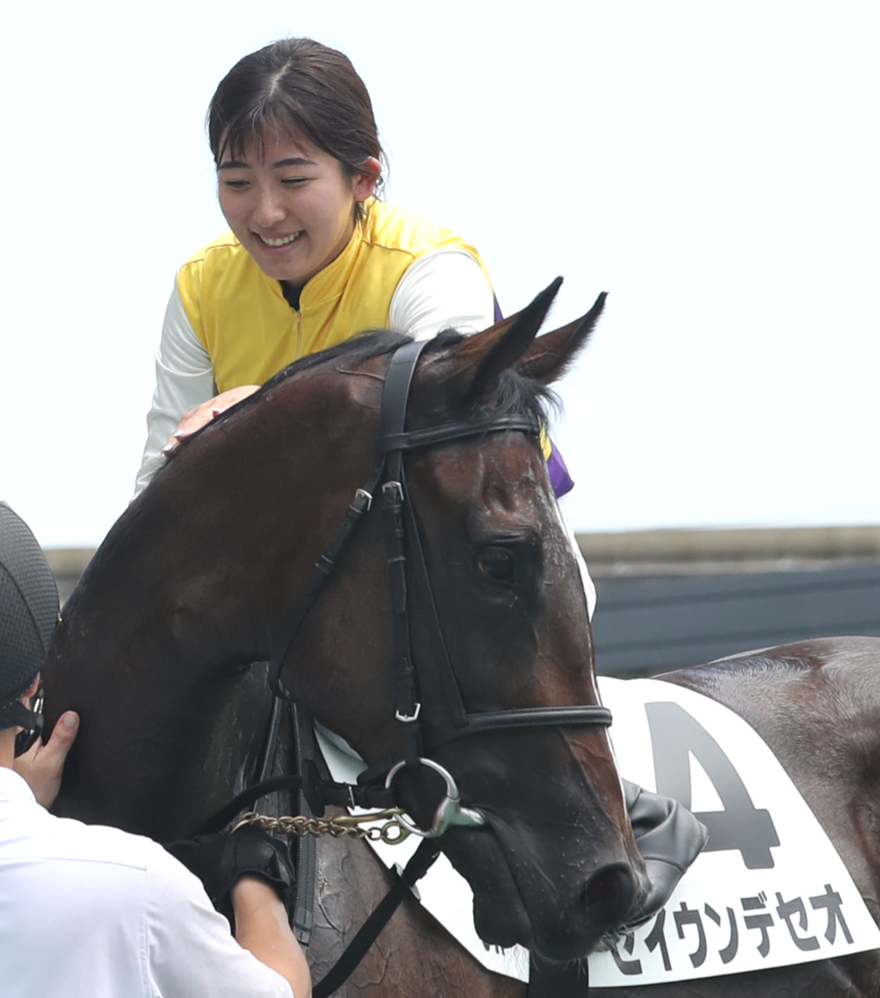 8月12日、新馬戦を制したセイウンデセオの首筋をなでてねぎらう今村聖奈騎手