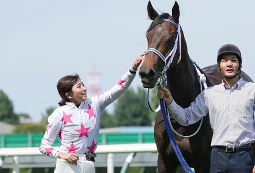 7月22日札幌8R、1勝クラスを制したマテンロウアイと今村聖奈騎手
