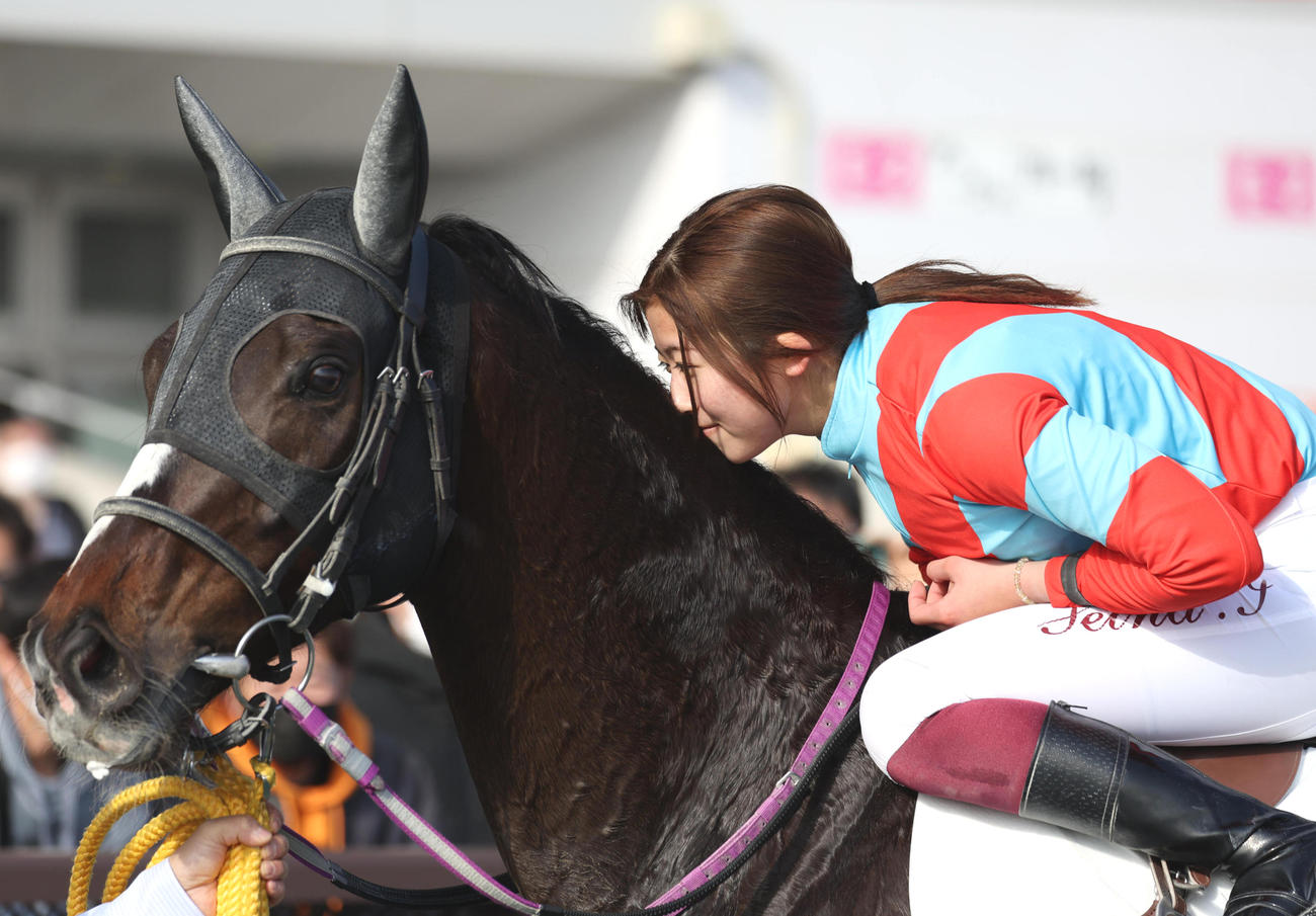 1月7日、中京7R4歳以上1勝クラスを制したマジックスピーチにキスをする今村聖奈騎手
