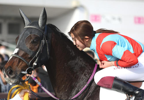 1月7日、中京7R4歳以上1勝クラスを制したマジックスピーチにキスをする今村聖奈騎手