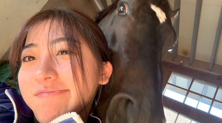 私にとって馬は癒やしなんです！（本人提供）