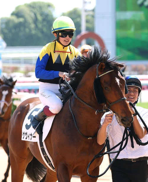 昨年、ゲヴィナーで乗馬苑の先輩とともに勝つことができました。これからもっと一緒に口取りをしたいです！