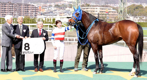 23年3月、未勝利戦を勝利した勝利したヨウシタンレイと口取りに並ぶ今村聖奈騎手