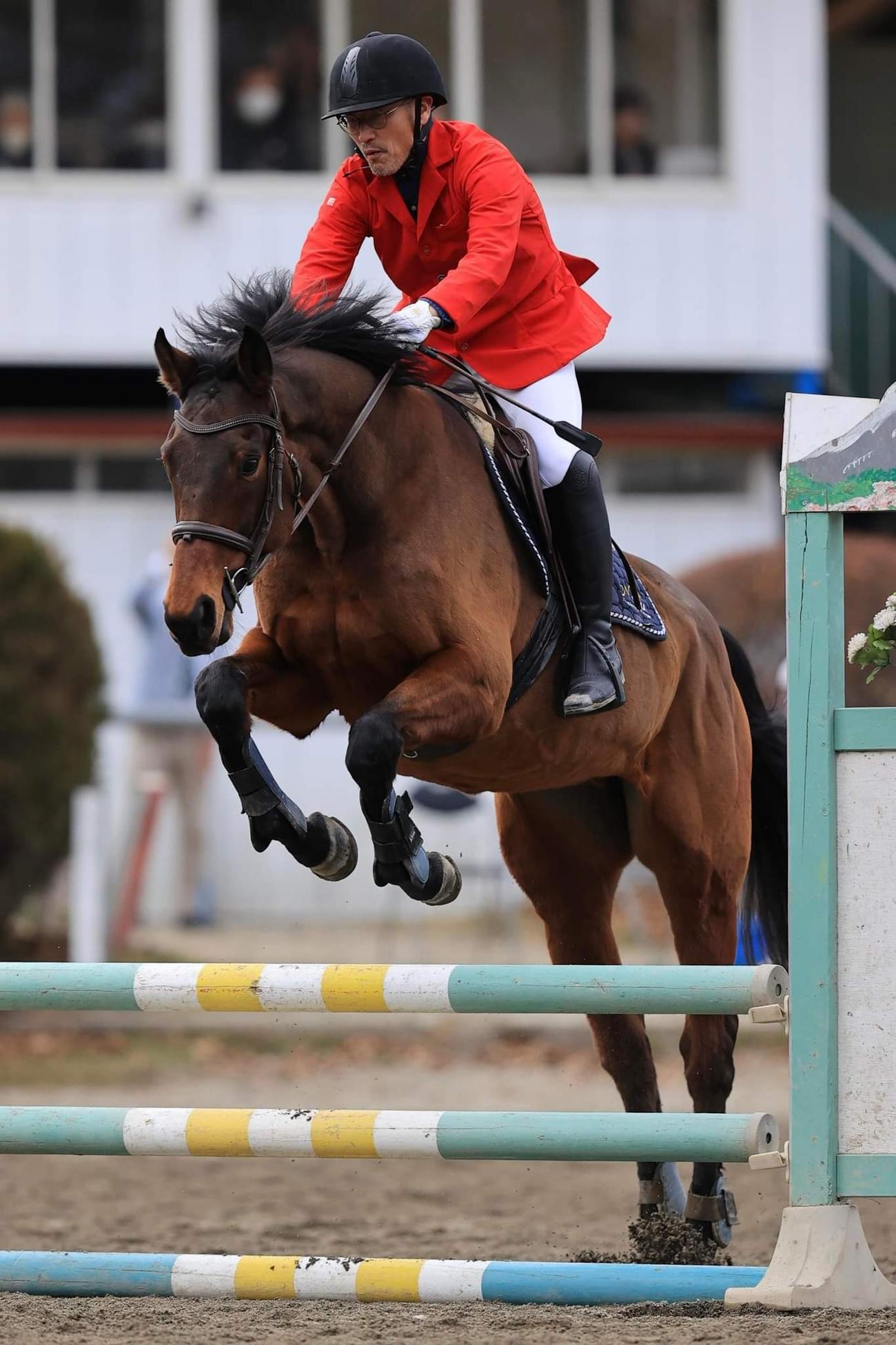 障害を飛越する角居元師。騎乗馬クリアザトラックはかつての管理馬で16年朝日杯FSでは7着に入った（乗馬プラザ・ホースツリー提供）
