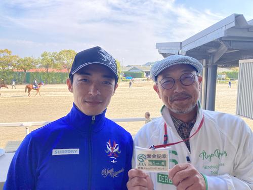 栗東トレセンを訪れた角居元調教師（右）と川田騎手（撮影・太田尚樹）