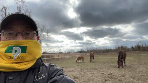 牧場の馬たちと角居元調教師（角居氏提供）