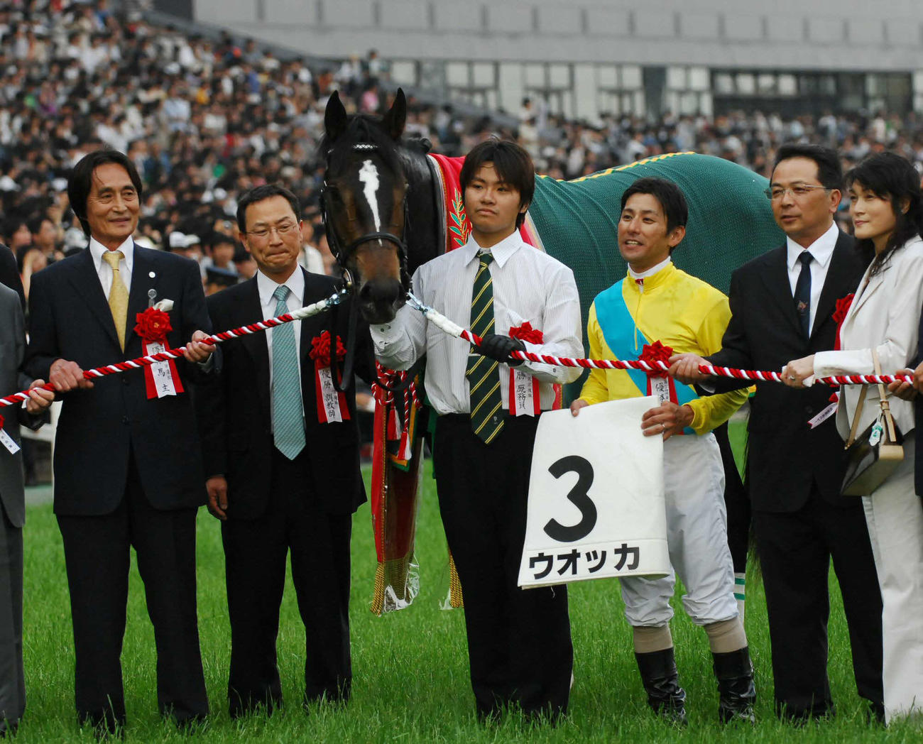 07年のダービーをウオッカで制した角居調教師（左から2人目）は谷水オーナー、四位騎手らと口取りに臨む