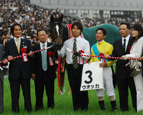 07年のダービーをウオッカで制した角居調教師（左から2人目）は谷水オーナー、四位騎手らと口取りに臨む