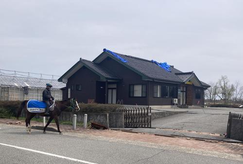 地震の爪痕が残る珠洲ホースパークと角居元調教師(今年4月撮影)