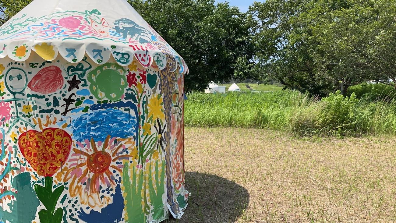 「能登復興祭」でペイントされた災害シェルター「インスタントハウス」（角居氏提供）