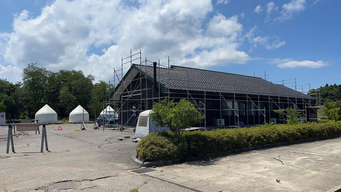 屋根を修復中の珠洲ホースパーク事務所（角居氏提供）