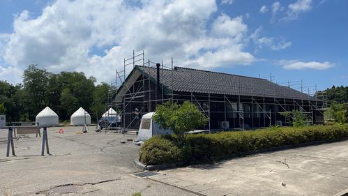 屋根を修復中の珠洲ホースパーク事務所（角居氏提供）