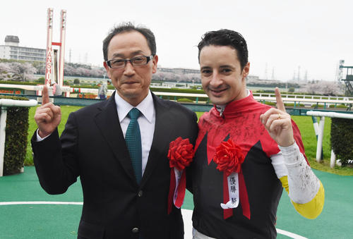 15年4月、ラキシスで大阪杯を制したC・ルメール騎手（右）は角居勝彦調教師と笑顔で記念撮影