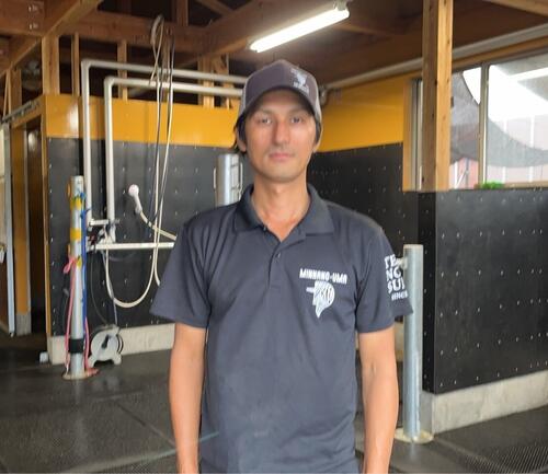 珠洲ホースパークで働く藤野陽平さん（角居氏提供）