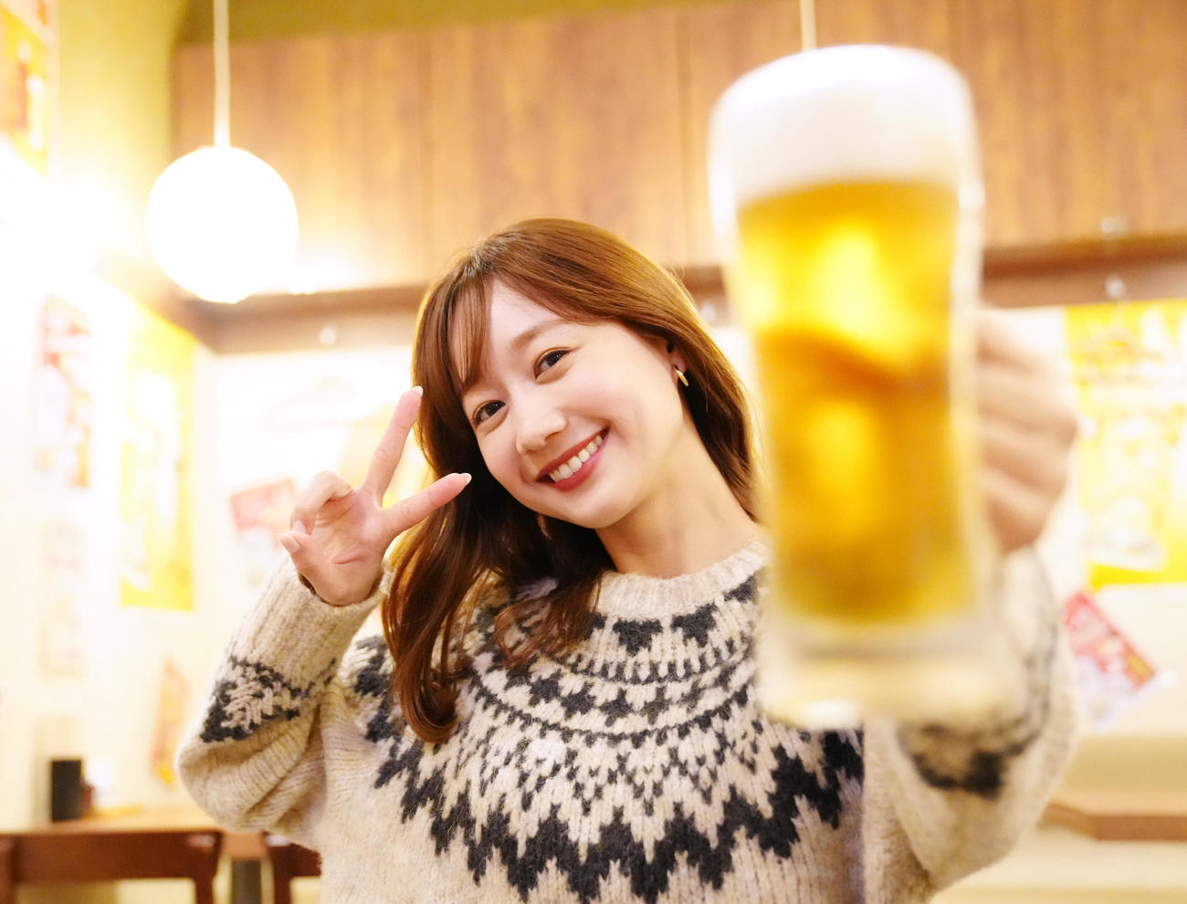 生ビールを手にピースサインの高田秋（撮影・江口和貴）