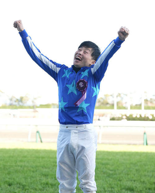 高松宮記念　ナランフレグでG1初勝利しガッツポーズで喜ぶ丸田騎手（撮影・森本幸一）